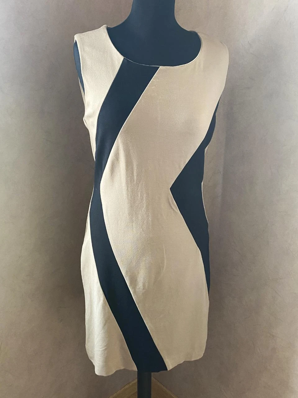 Robe droite La Fée Maraboutée T42 beige & noir – Coupe graphique chic et élégant